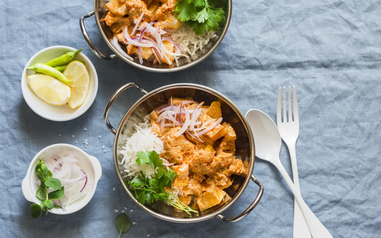 Två skålar fyllda med veganskt mat