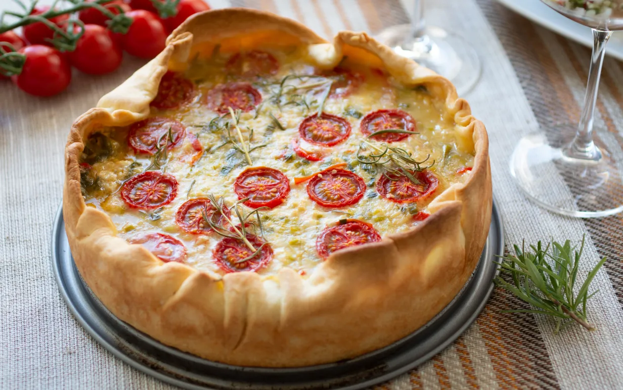 Vegansk ost-och purjolökspaj på ett bord