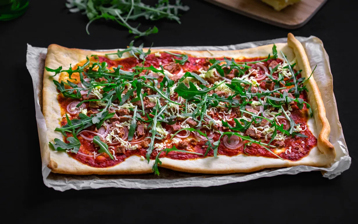 Veganska vesuvio pizza på ett bord