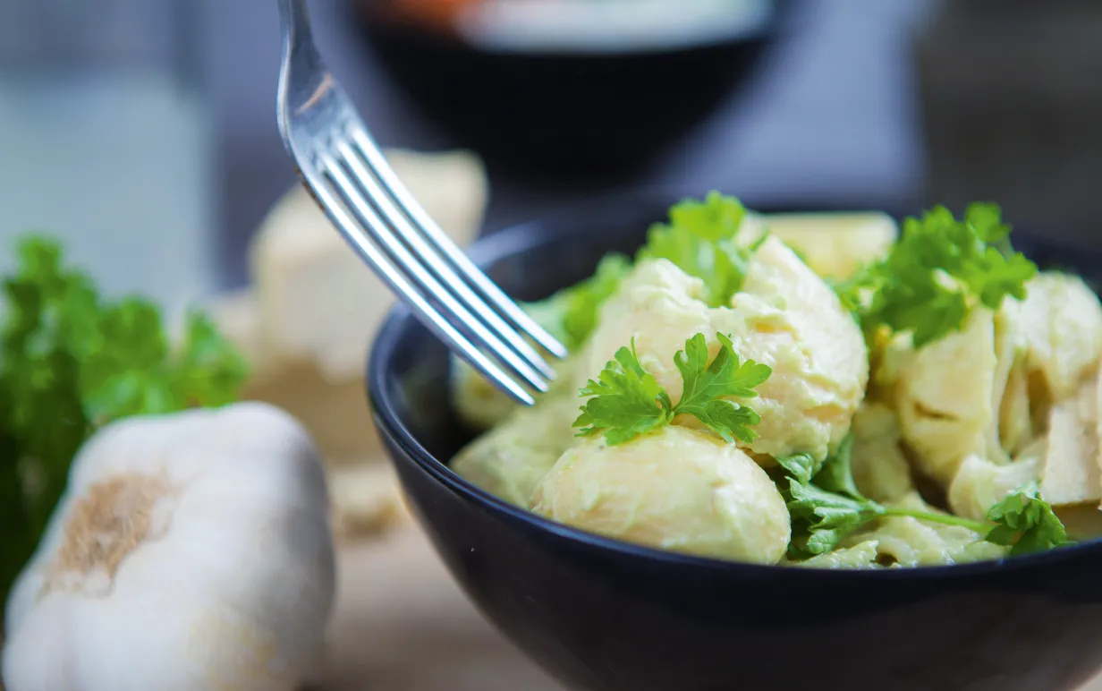 Krämig pastasås med vegansk parmesan i en svart skål