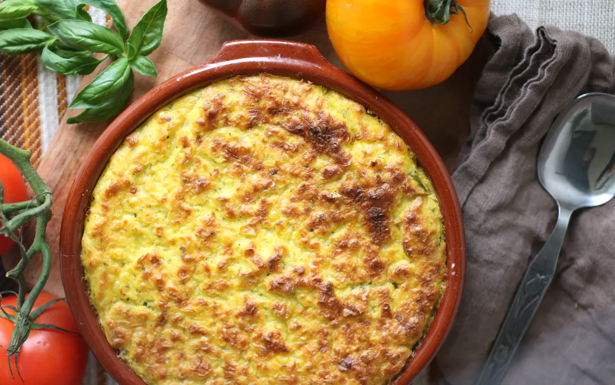 vegansk pastel de choclo, majsgratäng i en lerform