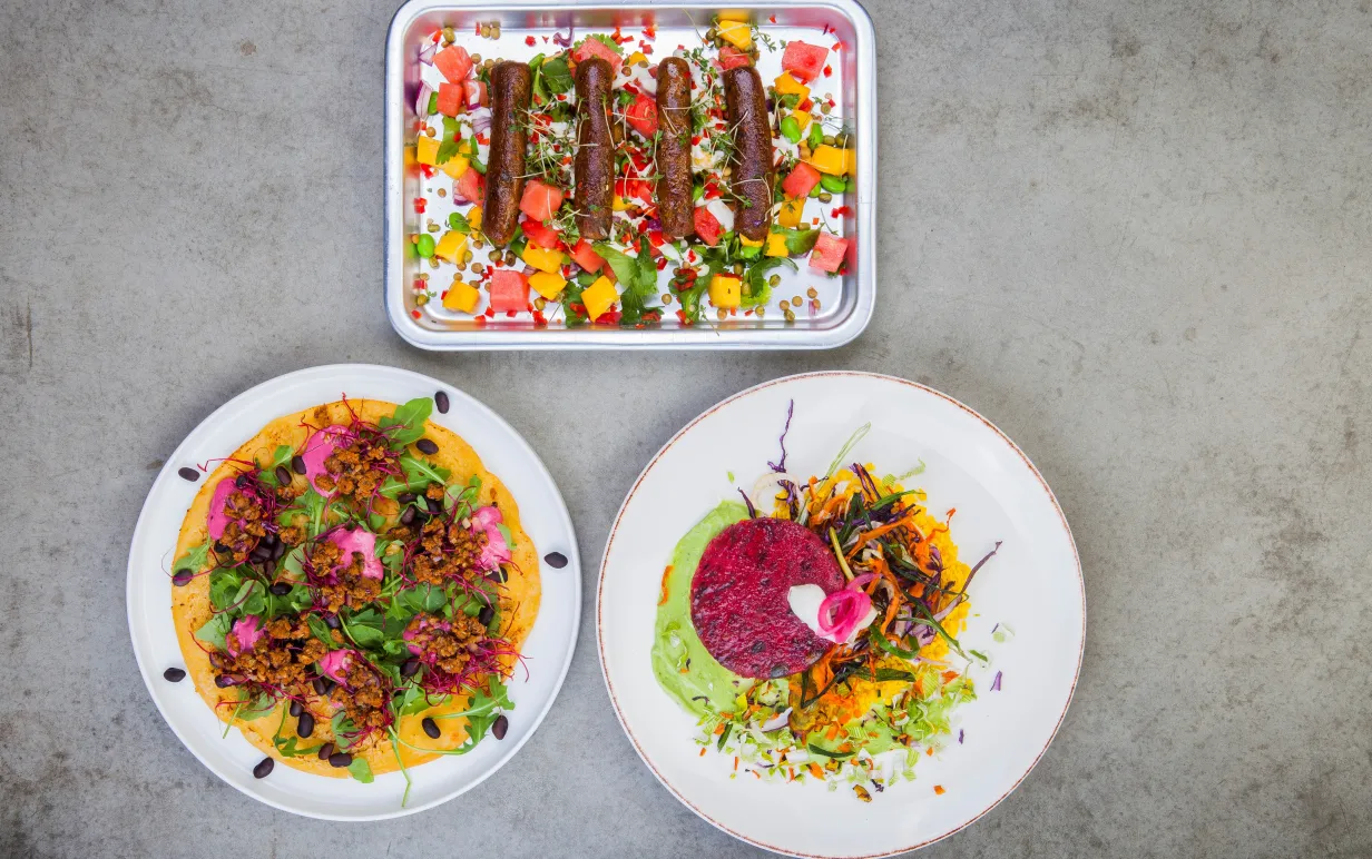 Tre veganska rätter med diverse innehåll på ett bord