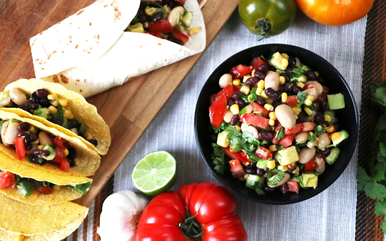 Bönsallad och vegansk burrito på ett bord