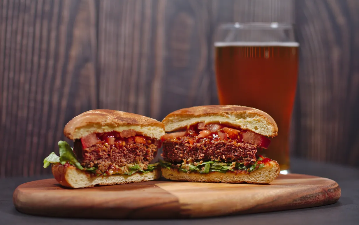 Vegansk burgare delas i två