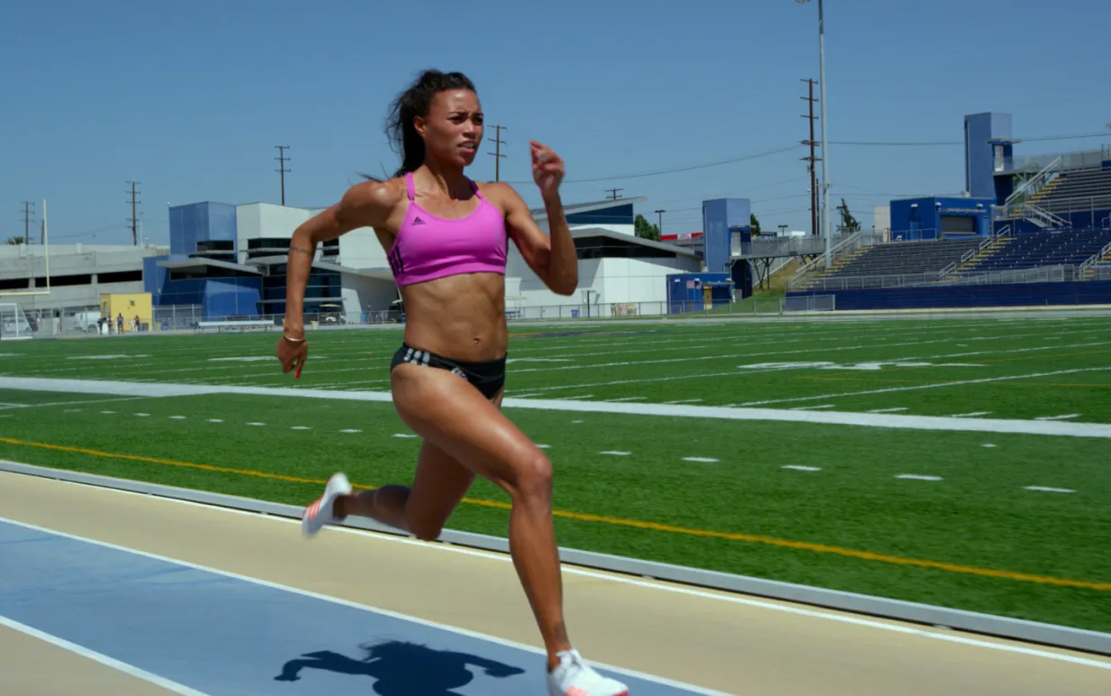 Person springer på en löparbana