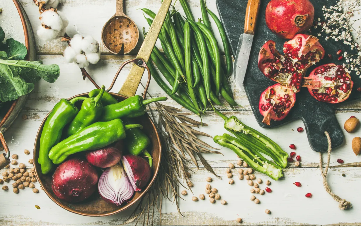Diverse grönsaker utspridda på ett bord