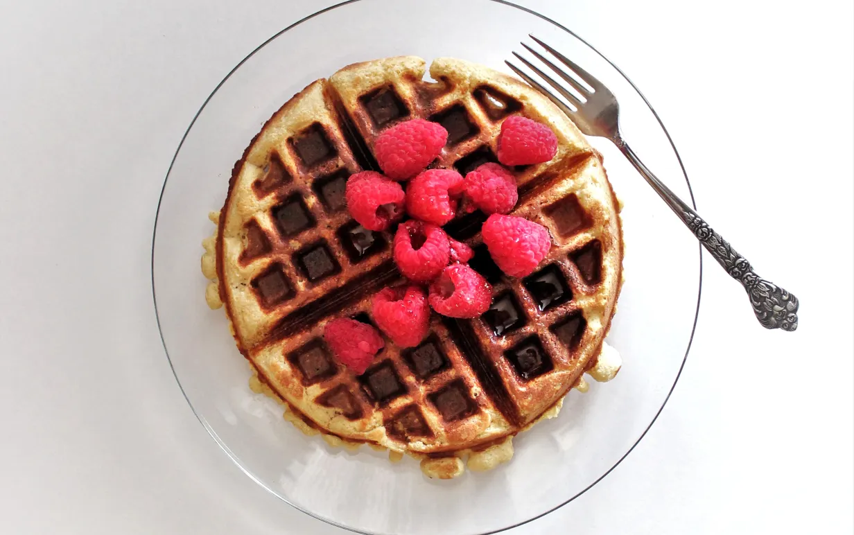 Vegansk våffla toppad med hallon