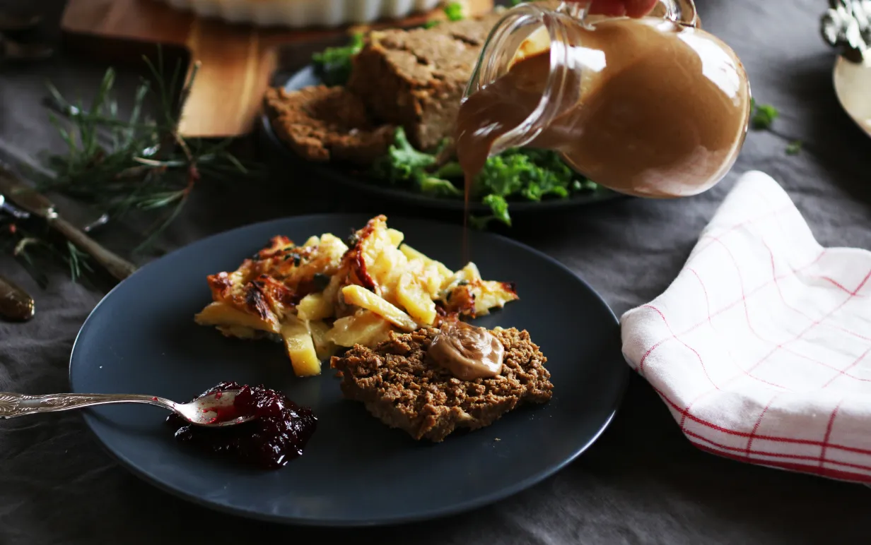 Vegansk färslimpa med brunsås på en tallrik