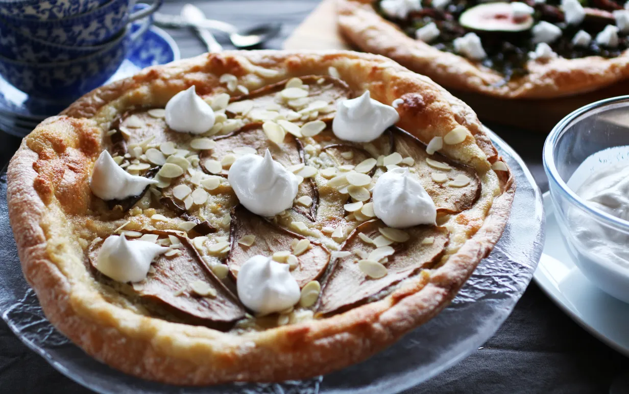 Smördegspaj med päron på ett uppläggningsfat