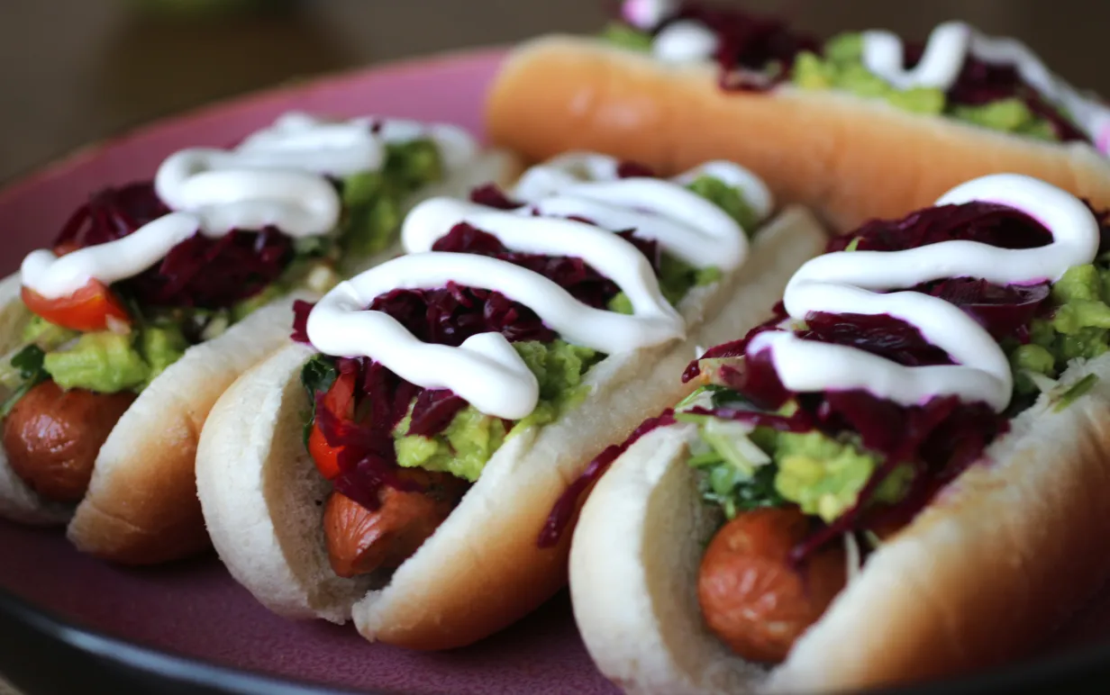 veganska completos upplagda på en tallrik