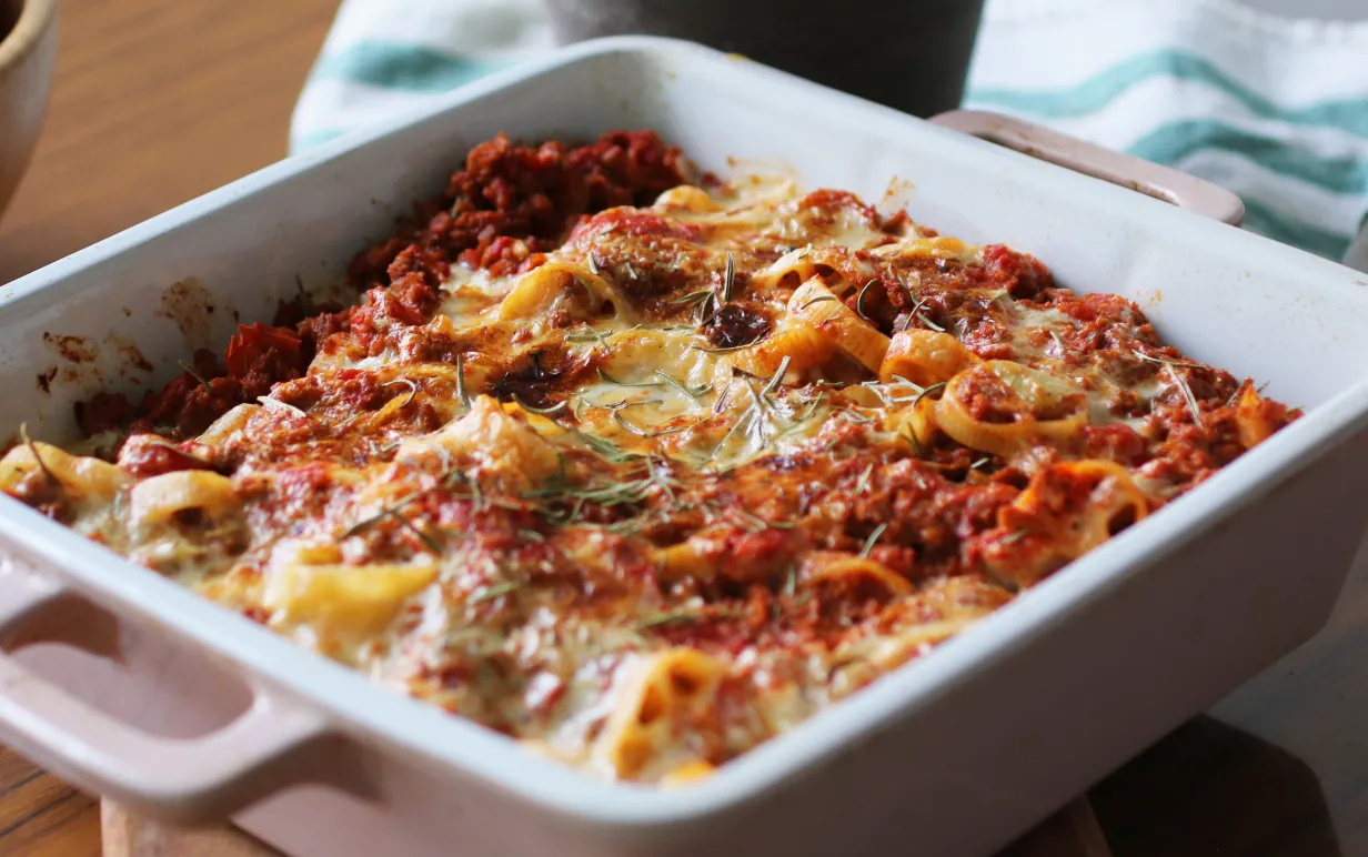 Vegansk pastagratäng i en ugnsform