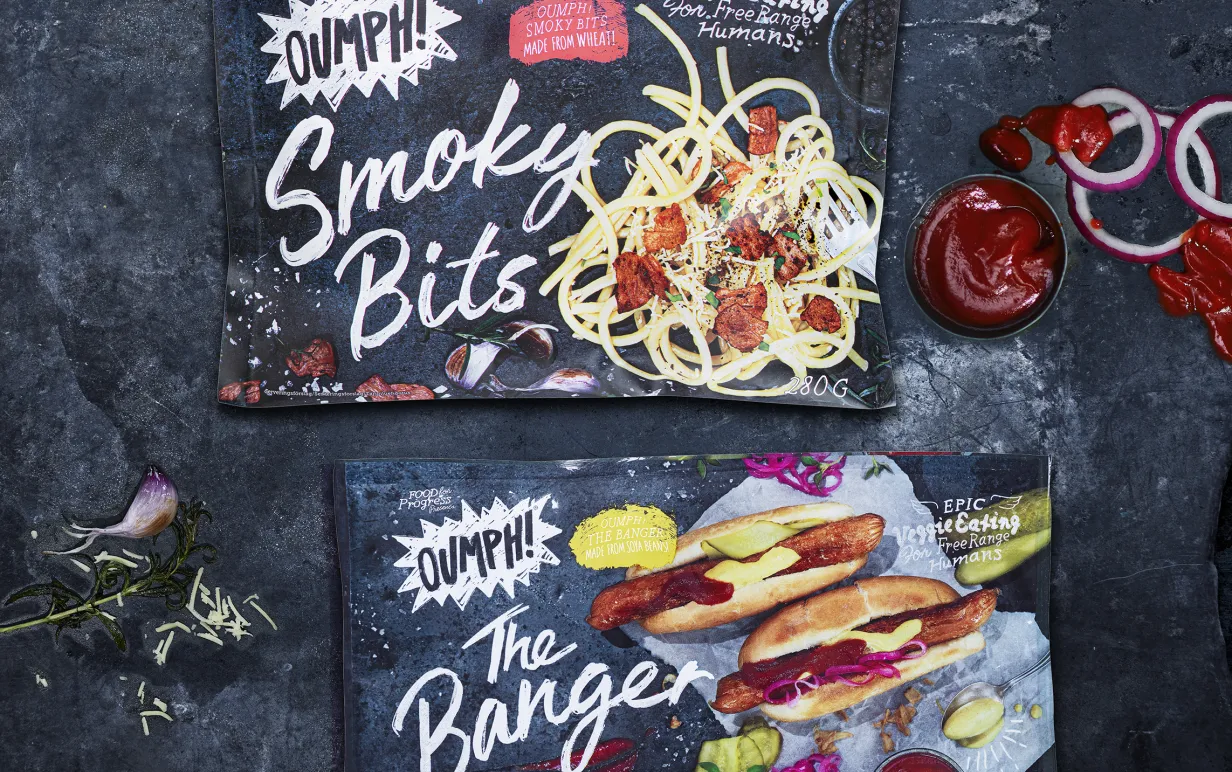 Vegansk korv och veganska "baconbitar" från Oumph på ett bord