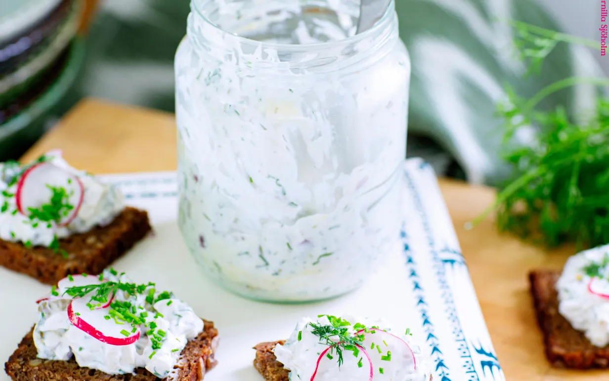 Vegansk gummröra i en burk och på några bitar rågbröd