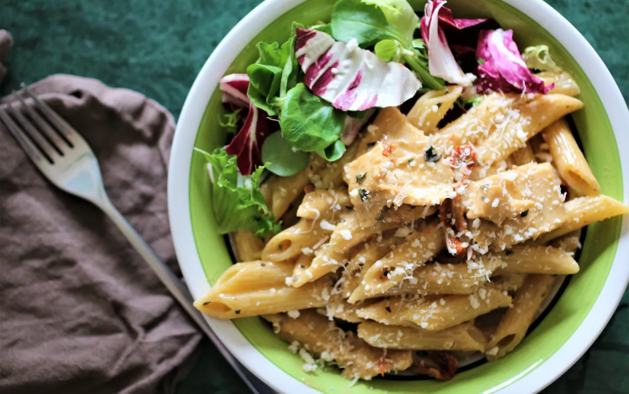 Vegansk kycklingpasta med soltorkade tomater