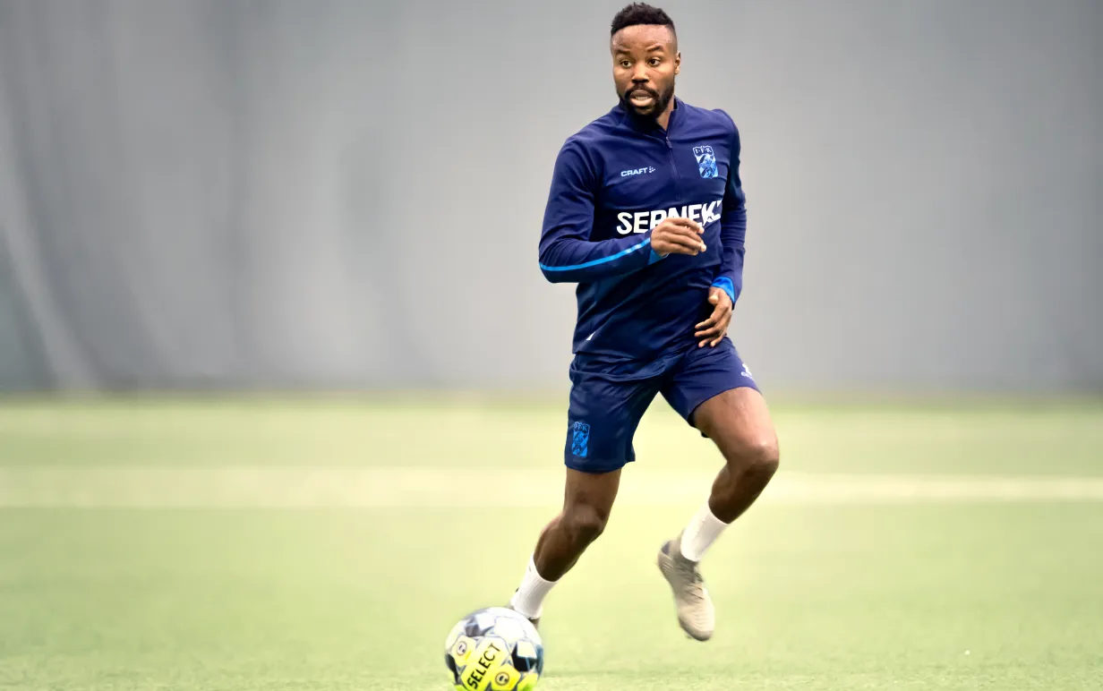 Fotbollsspelare springer på en fotbollsplan