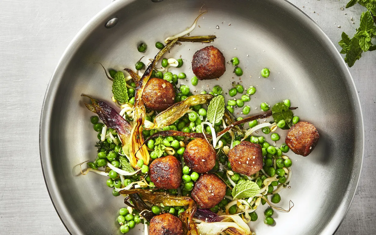 Veganska köttbullar i en stekpanna