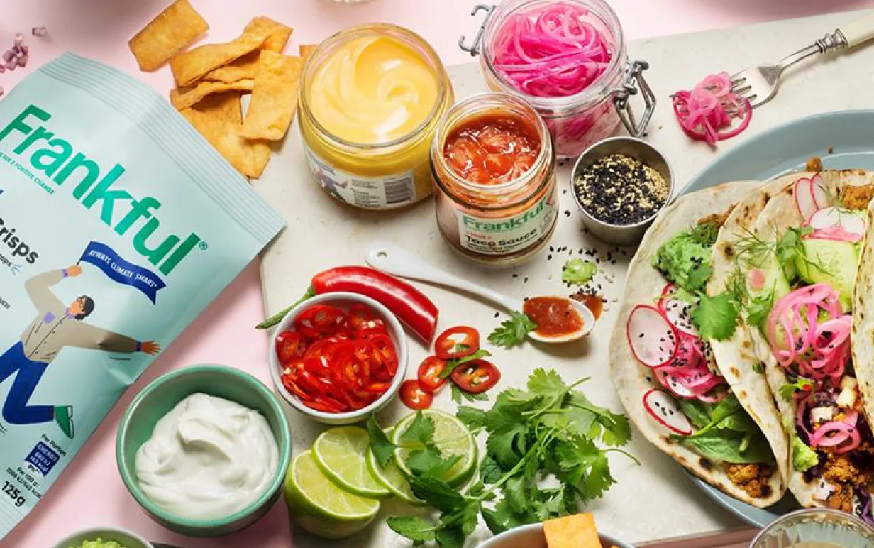 Olika veganska tacoprodukter och tillbehör på ett bord