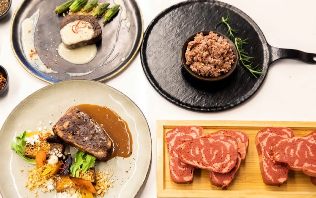 vegansk 3D kött i två olika tallrikar och en stekpanna