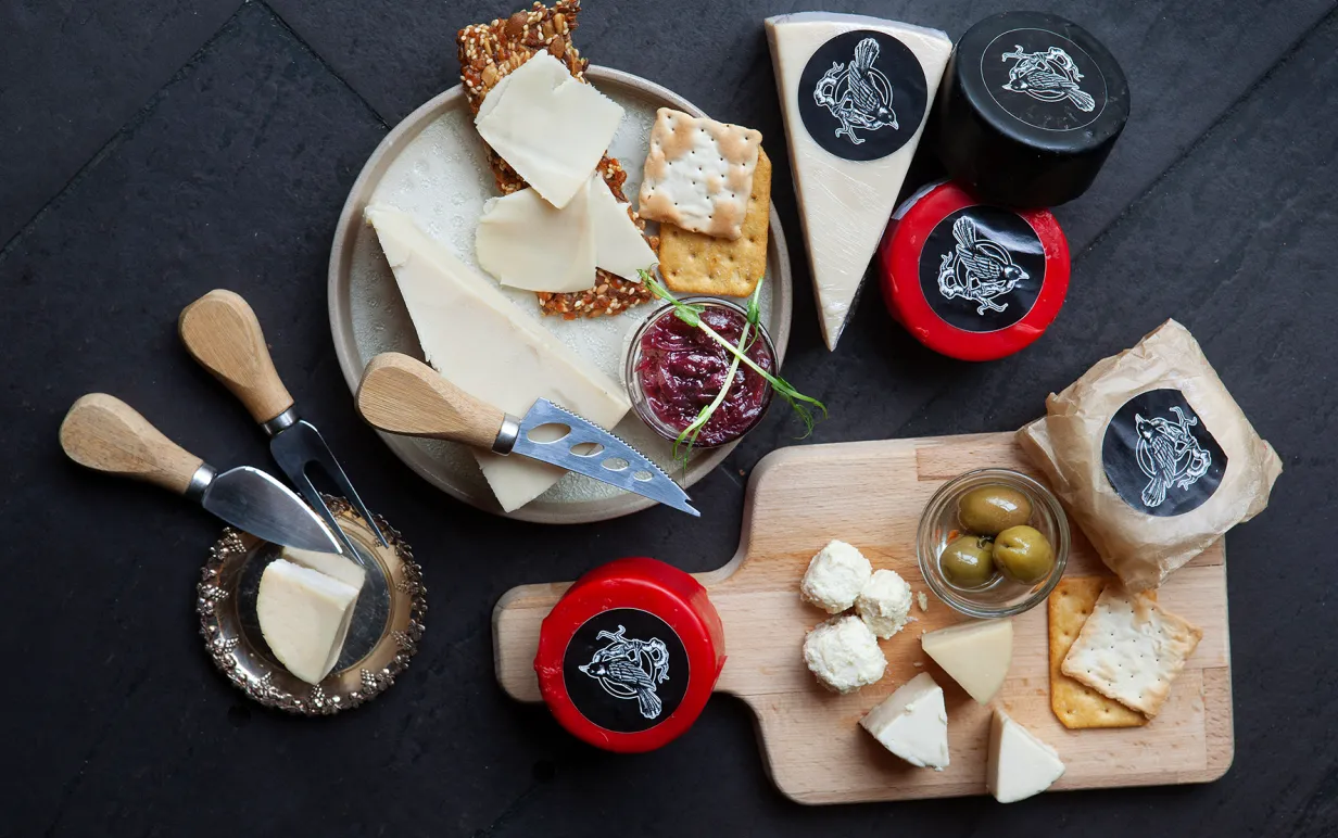 blackbirds ostar i förpackningar och på ostbricka