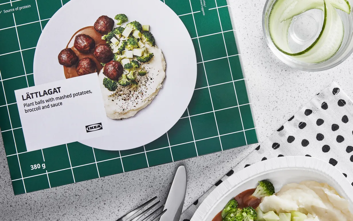 IKEA Lättlagat färdigrätt i paket med en portion vid sidan