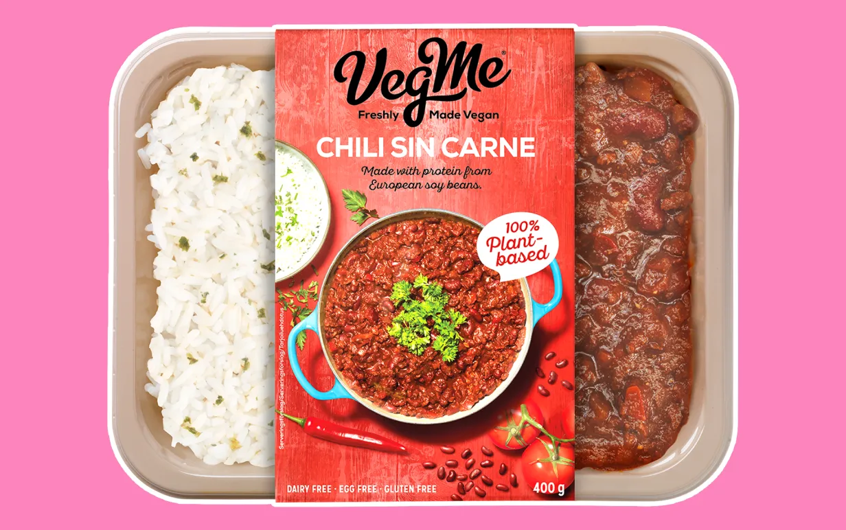 Chli sin carne från VegMe i färdigrättsförpackning mot rosa bakgrund