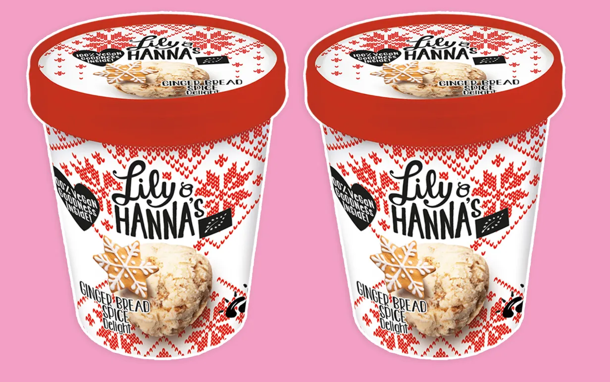 Två runda kartongbyttor med Gingerbread Spice Delight-glass från Lily &amp; Hanna, mot rosa bakgrund.