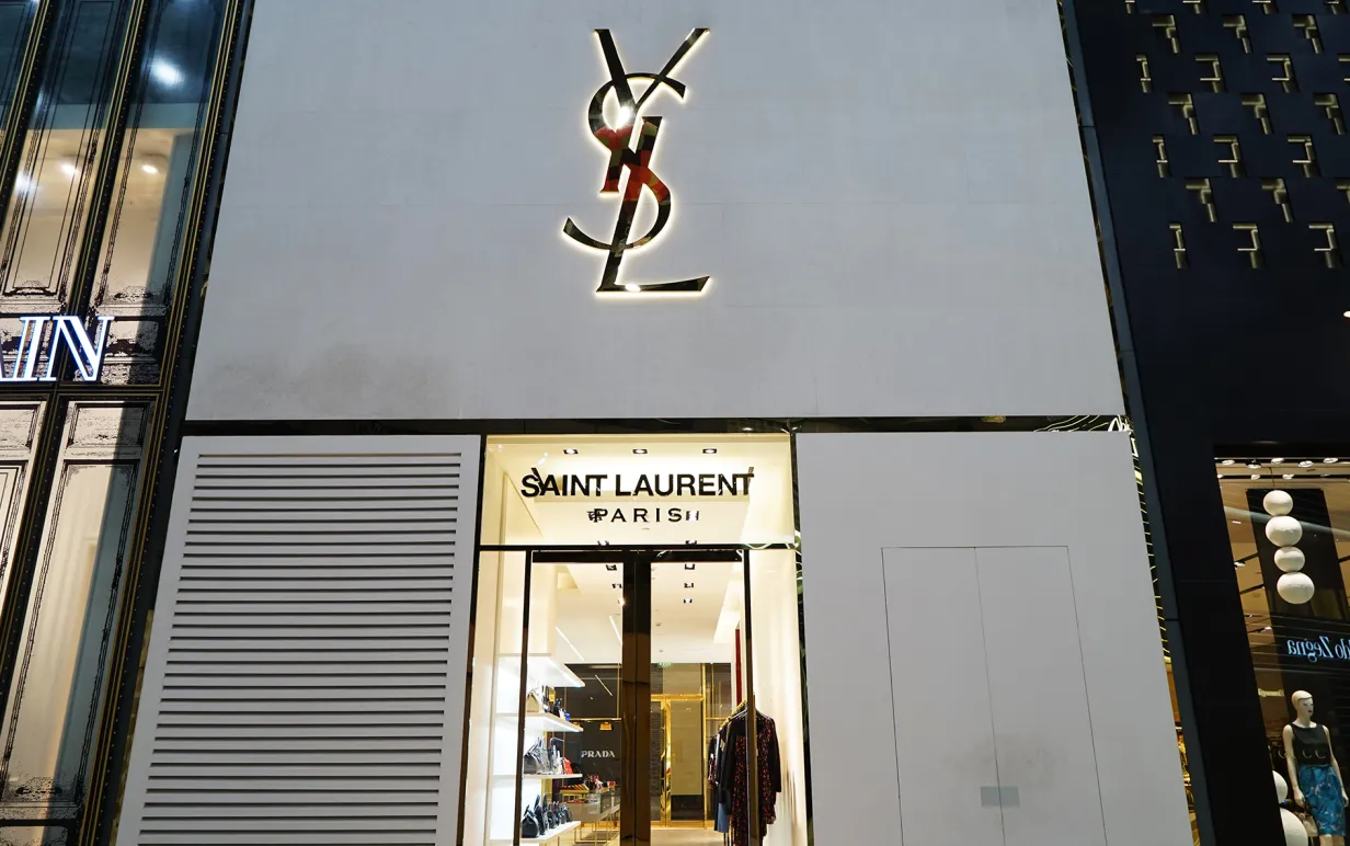 Ingång till ett av Saint Laurent Paris varuhus, på sidorna skymtas skyltfönster.