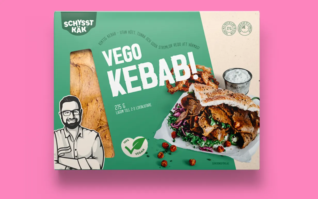 Förpackning med vegokebab från Schysst käk, mot rosa bagrund