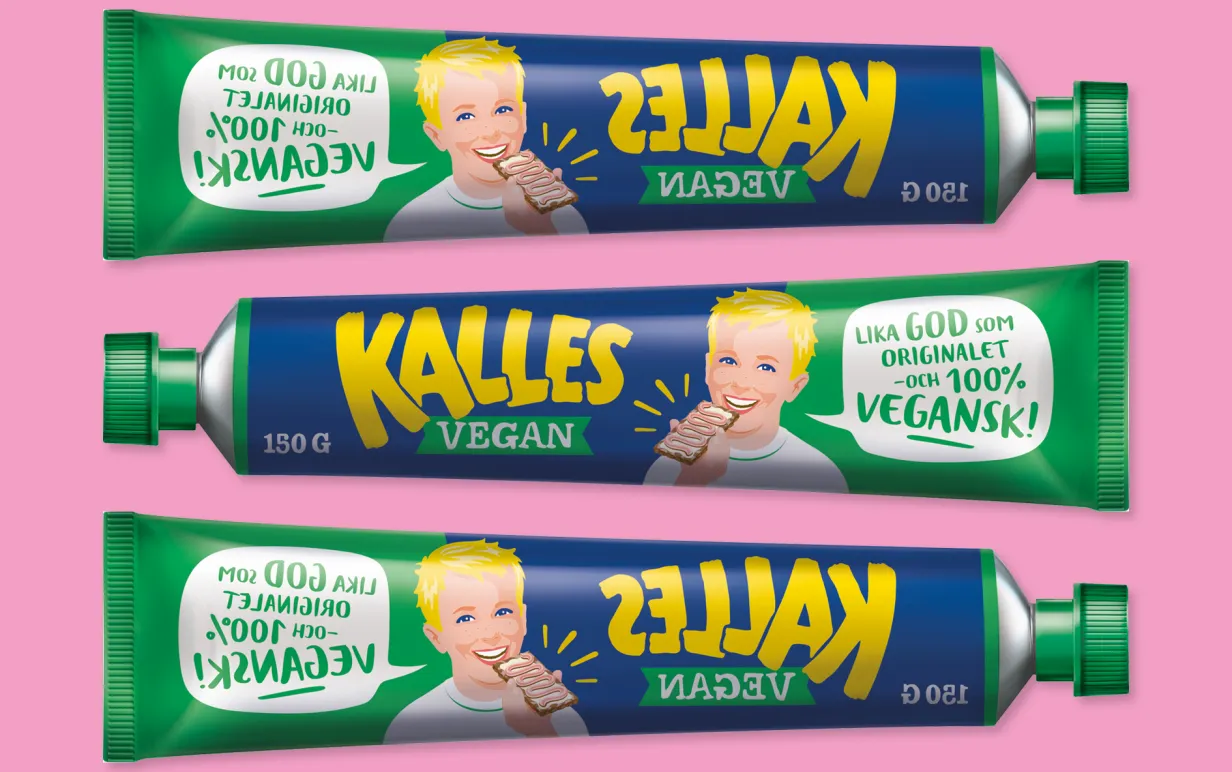 Tre stycken Kalles Vegan, i förpackning, mot rosa bakgrund.