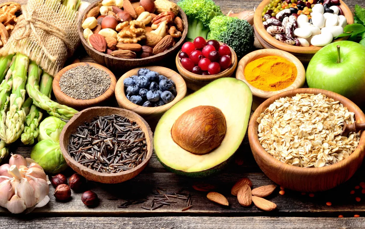 Frukt, grönt och andra veganska livsmedel på ett bord