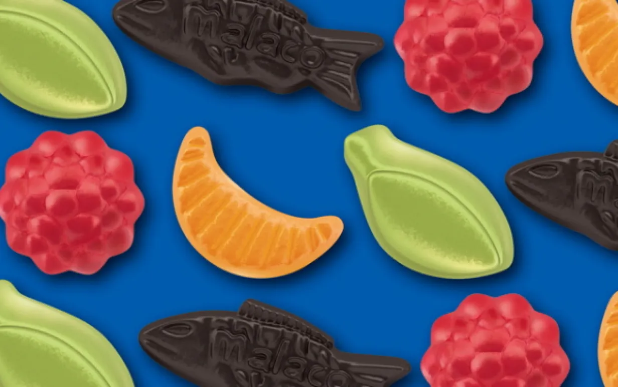 Godisar i olika färger mot en blå bakgrund.