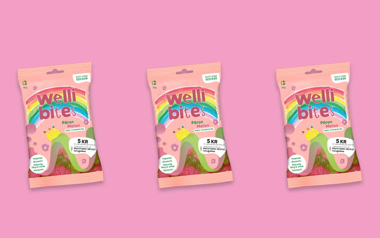 Tre uppradade godispåsar från wellibites uppradade mot en rosa bakgrund.