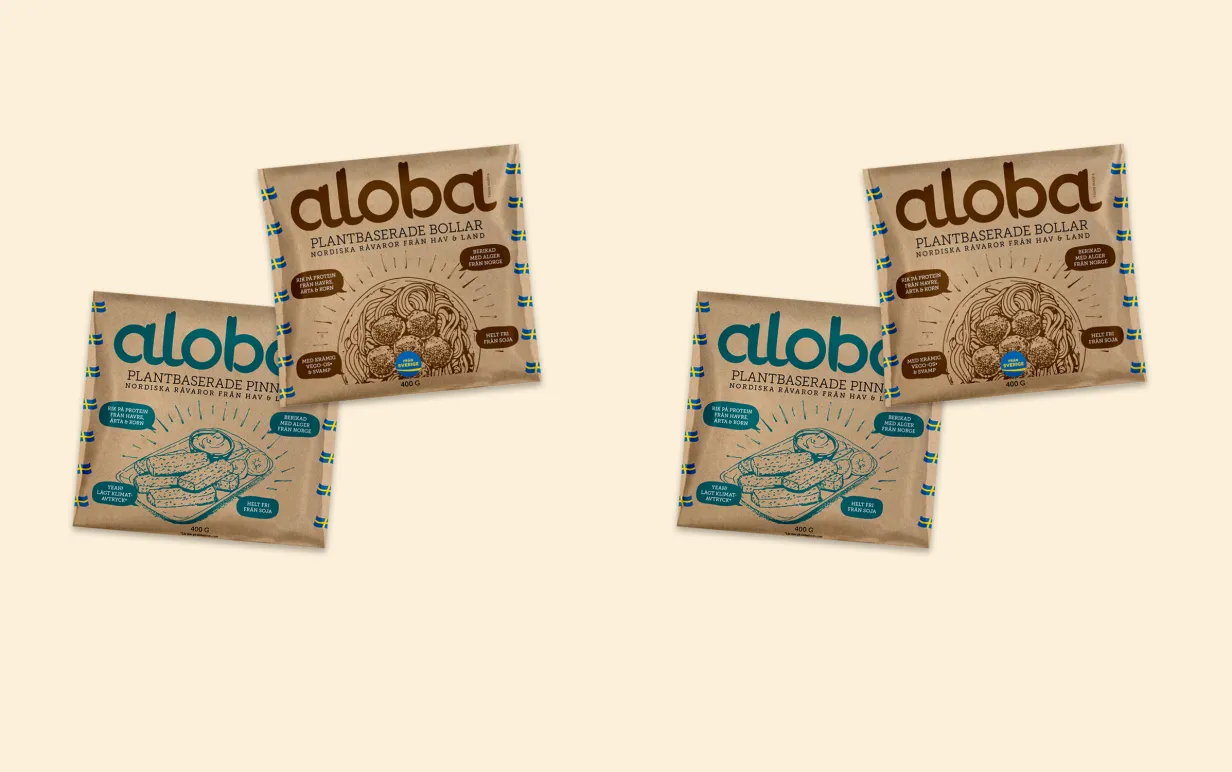 Fyra paket växtbaserade bollar och pinnar i bruna förpackningar mot en ljusgul bakgrund