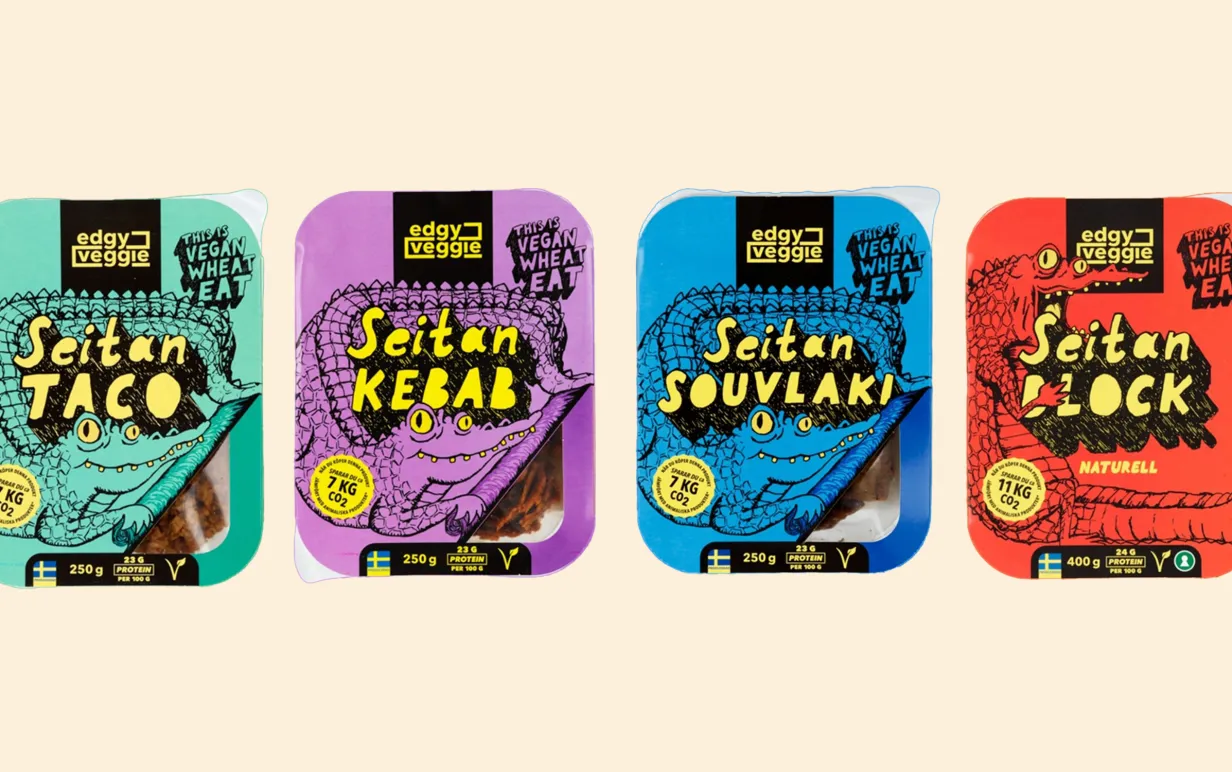 Uppradade förpackningar med seitan i olika färger mot en ljusgul bakgrund.