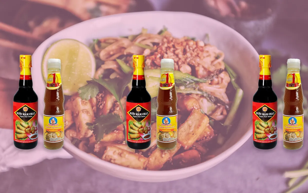 Vegans fisk- och ostrornsås uppradade mot en vegansk wok-bakgrund.