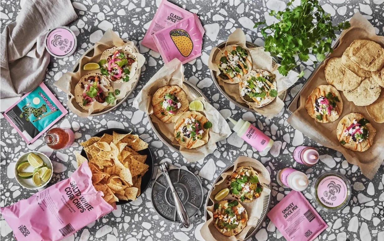 olika tacorätter utspridda på ett marmorerat bord.