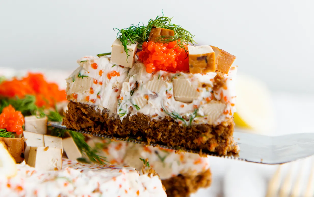 En bit vegansk skagencheesecake på en tårtspade.