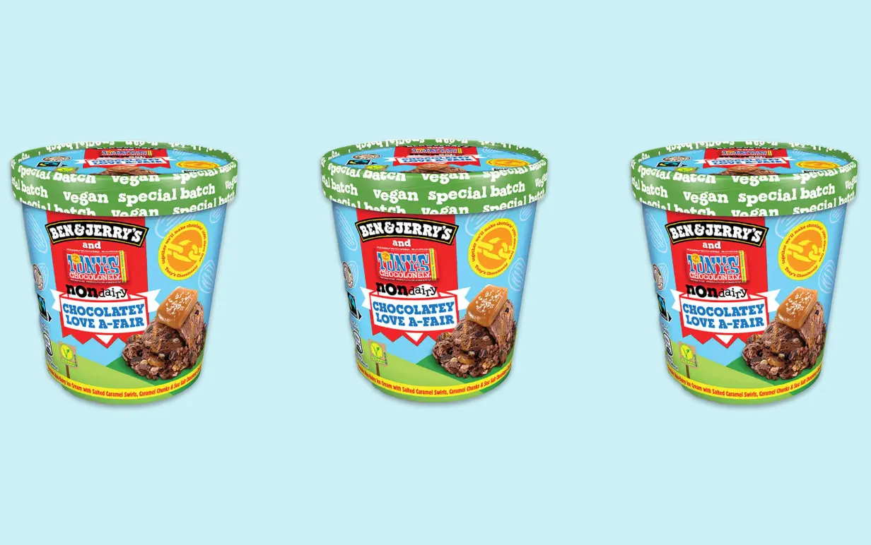 Tre bägare med växtbaserad glass uppradade mot en ljusblå bakgrund.