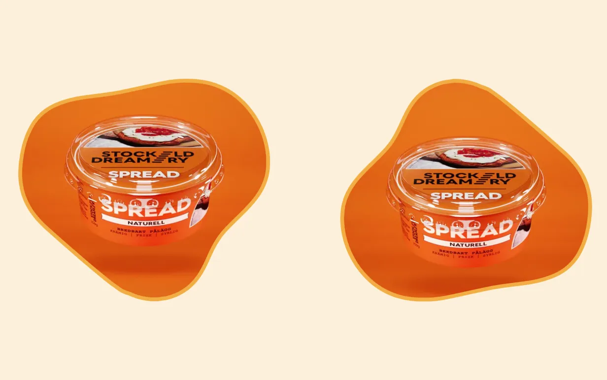 Två ojämna former med en organge växtbaserad cream cheese i varje form på en ljusgul bakgrund.