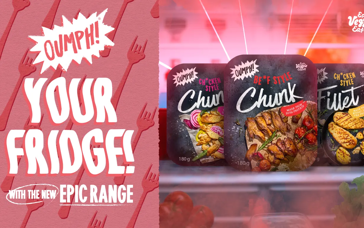 Tre förpackningar växtbaserade kyckling uppradade mot en rosa bakgrund bredvid texten &quot;Oumph your fridge&quot;