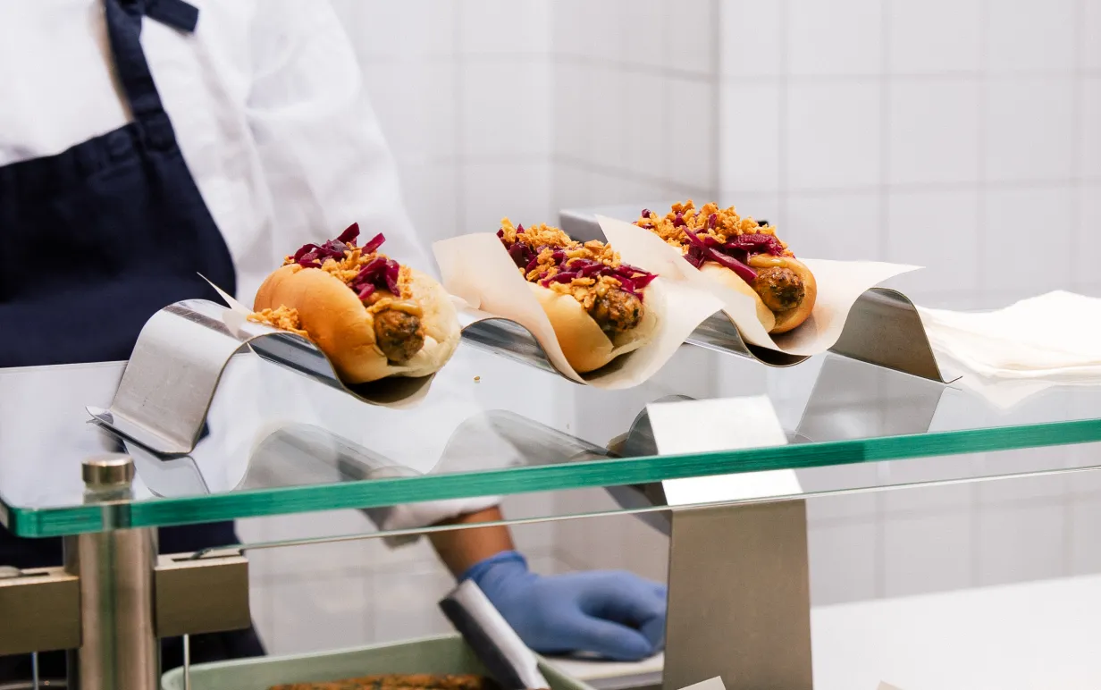 tre växtbaserade korvar i IKEAs bistro uppradade på disken