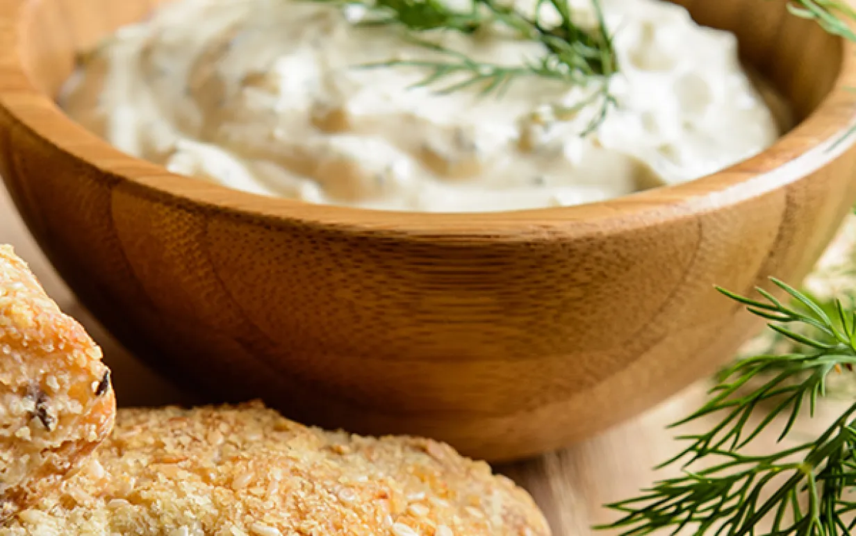 vegansk hovmästarsill i en träskål