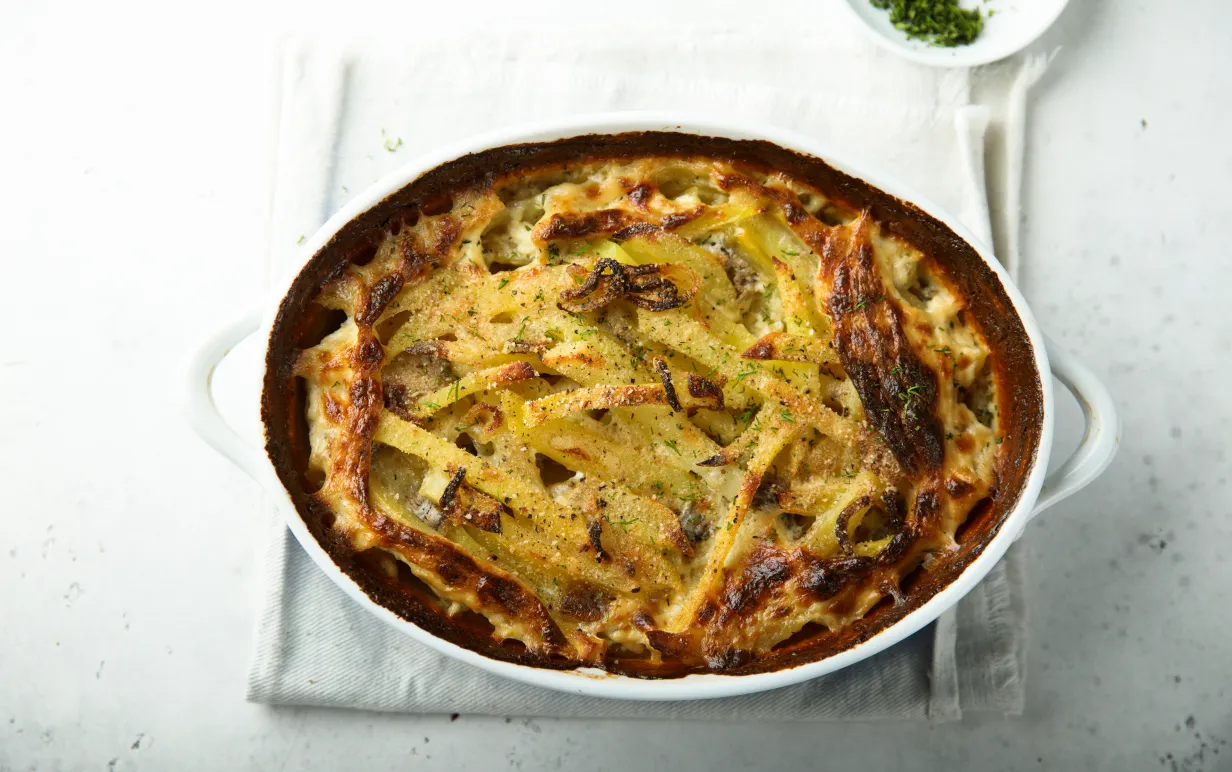 janssons frestelse i en vit form på ett vitt bord