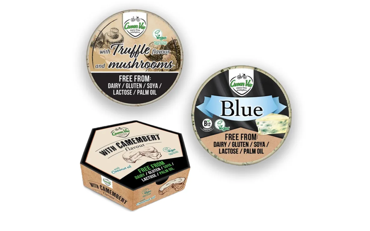 Tre veganska ostar uppradade mot en vit bakgrund