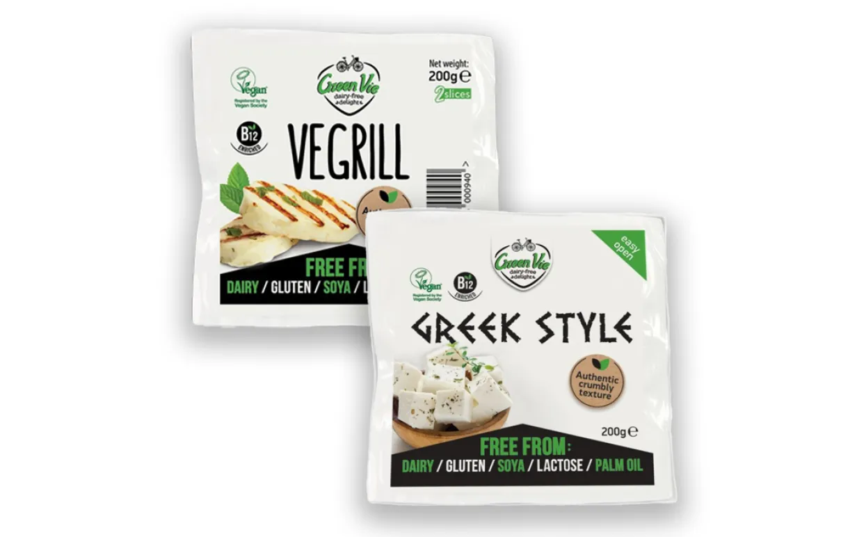 Två veganska ostar uppställda mot en vit bakgrund.