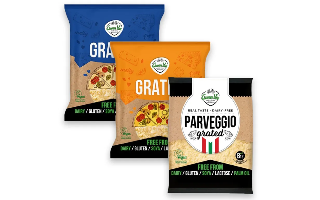 Tre påsar riven vegansk ost mot en vit bakgrund.