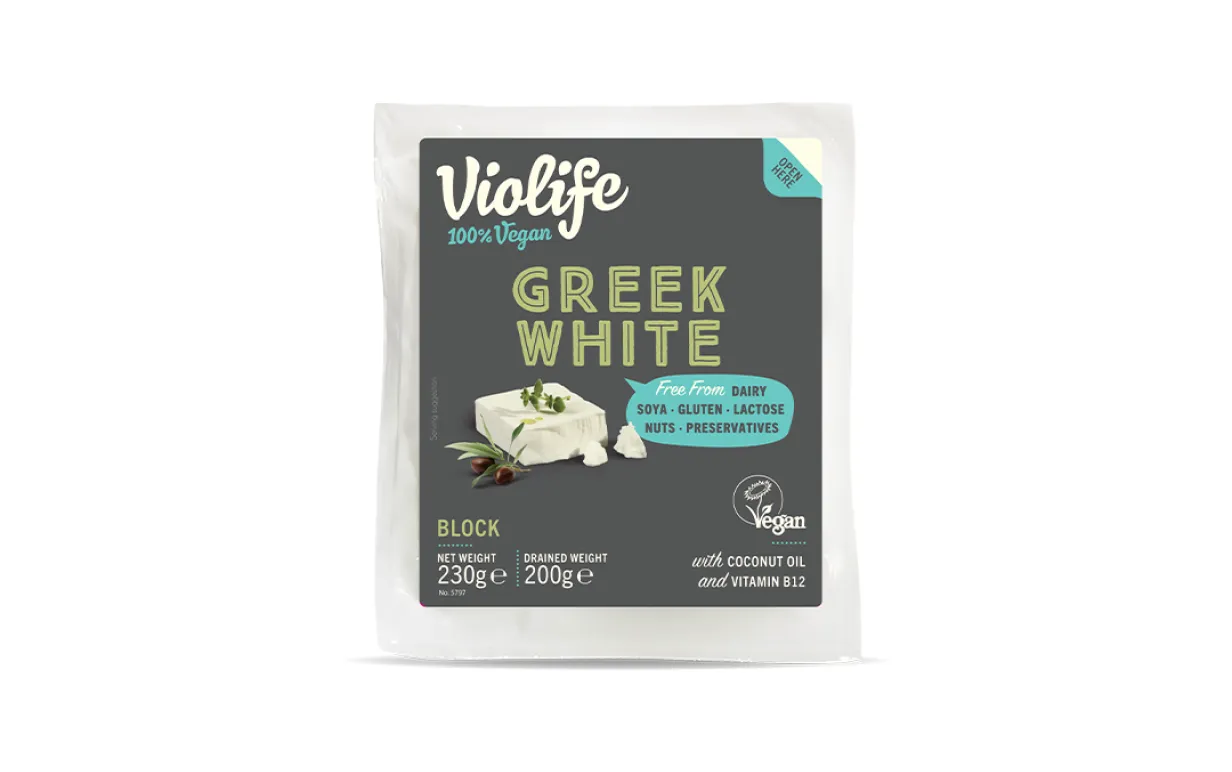 En förpackning vegansk fetaost mot en vit bakgrund