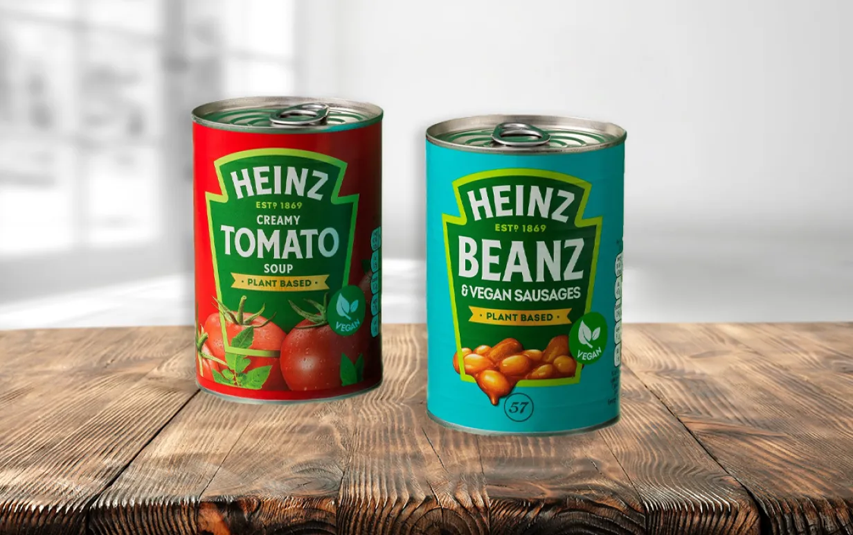 Två burkar Heinz på ett träbord mot en ljus bakgrund