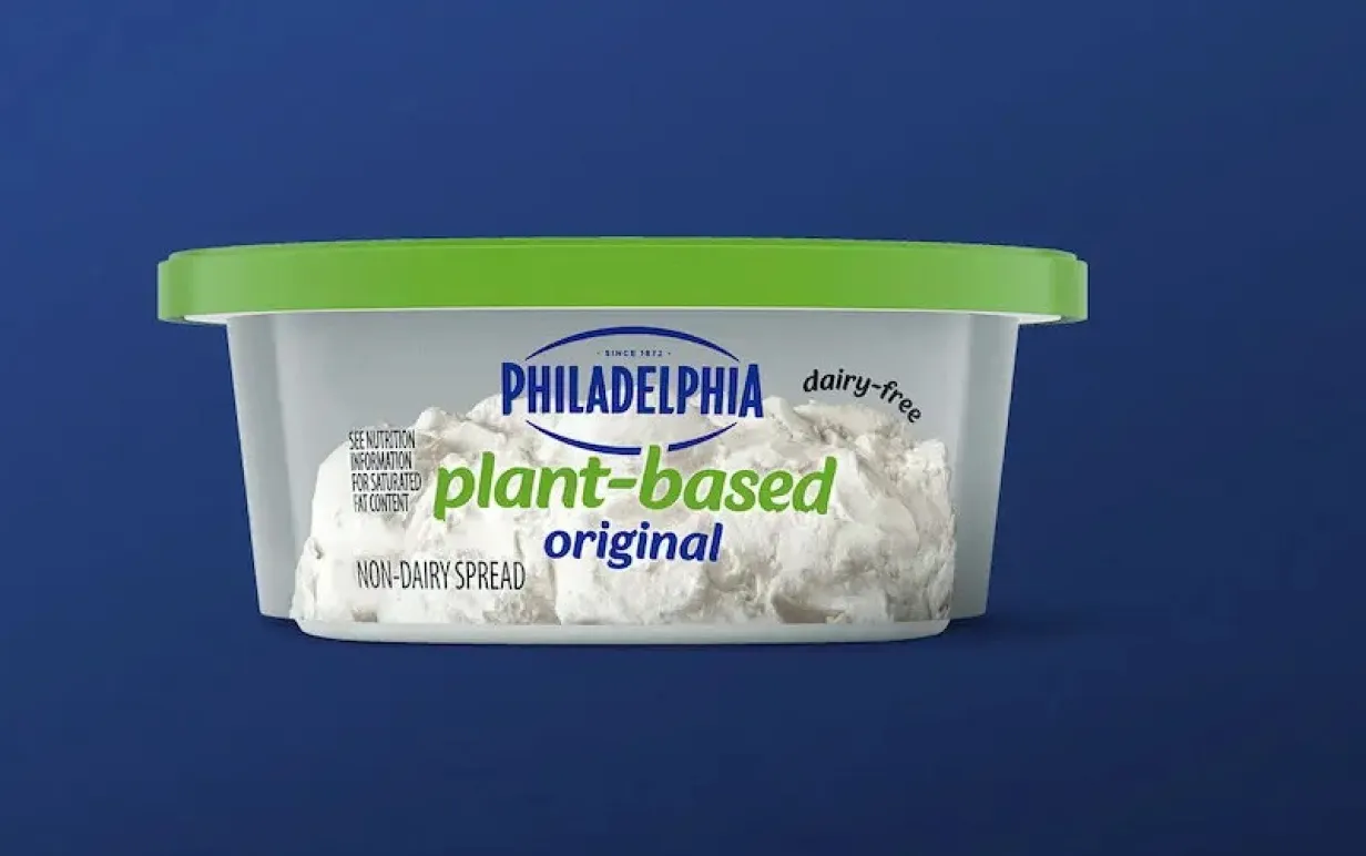 Förpackning med växtbaserad Philadelphiaost mot en mörkblå bakgund