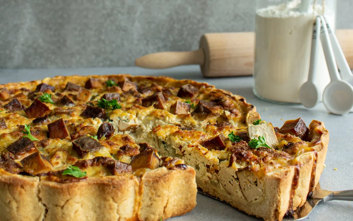 Vegansk ostpaj mot en grå bakgrund